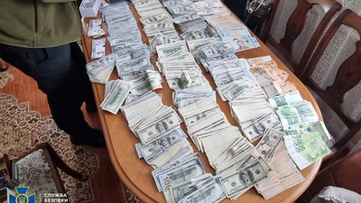 Як виглядає стіл голови ВЛК на Дніпропетровщині