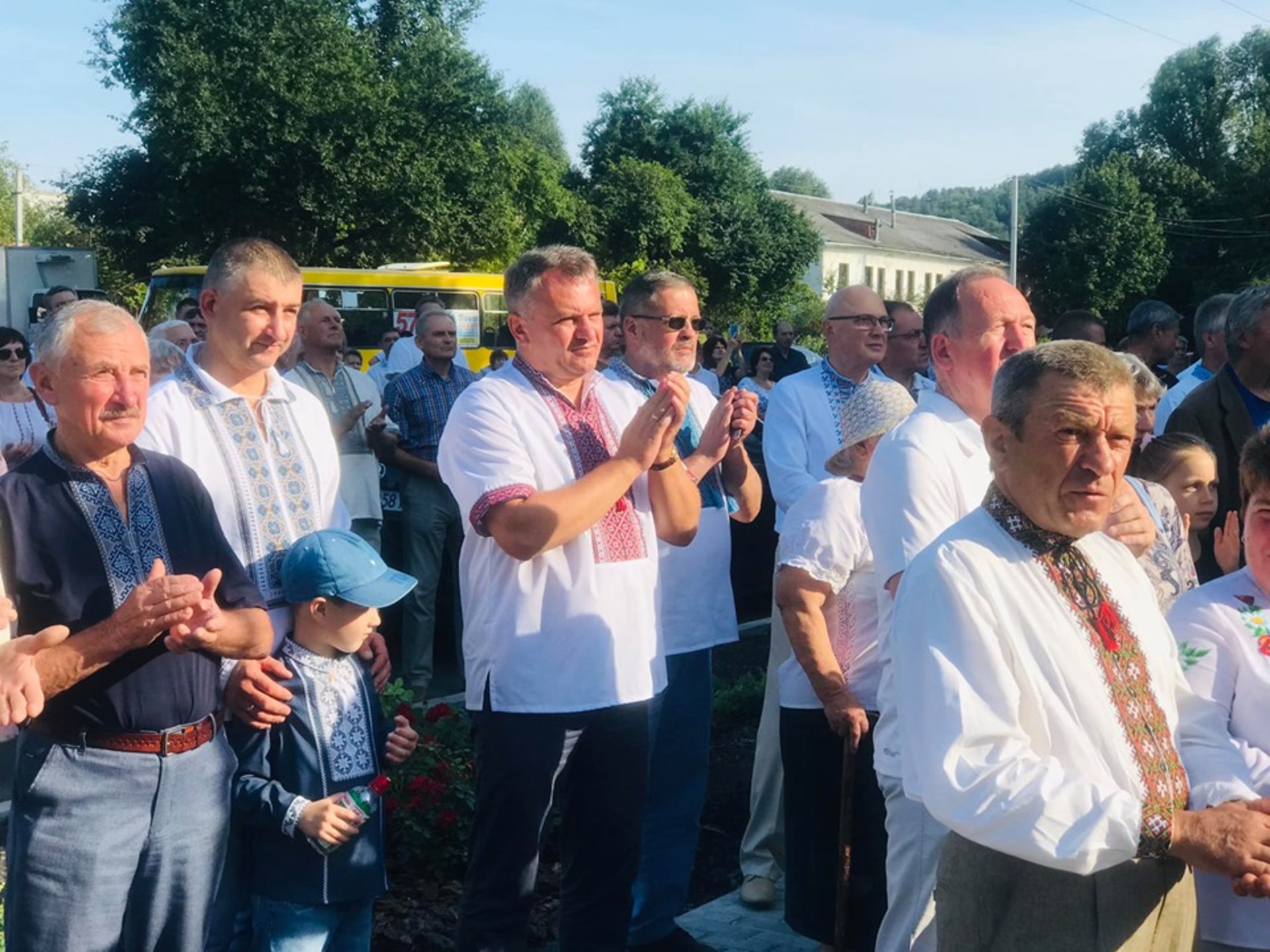 Голова ГО "Знесіння" подякував Олегу Синютці за сприяння в побудові. Фото: Ольга Матейчик.