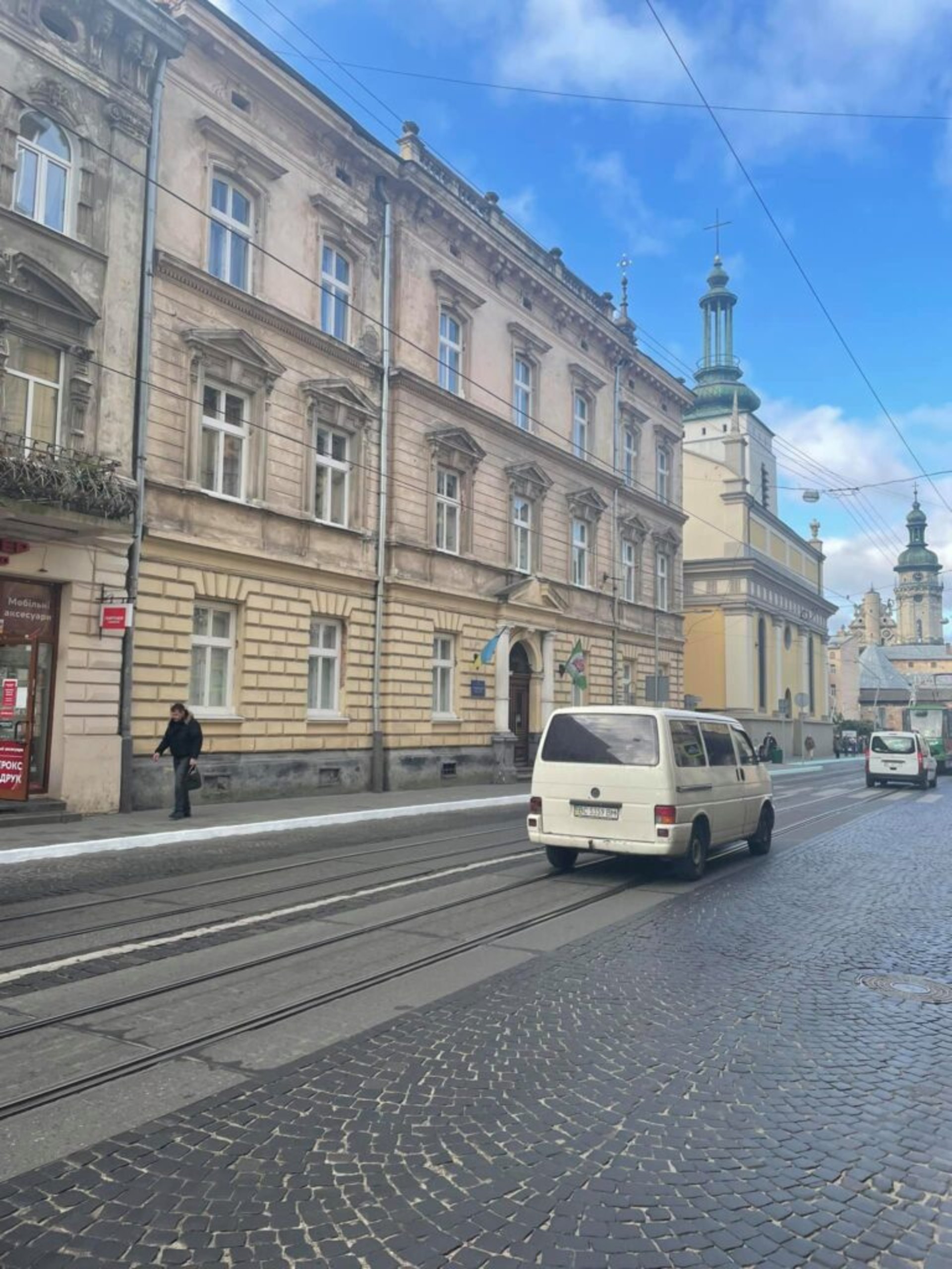У центрі Львова побілили бордюри, фото ГЛМЛ