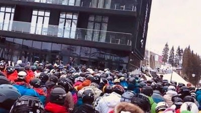 На дорогах до Буковелю кілометрові затори, на витяги стоять багатолюдні черги (ФОТО)