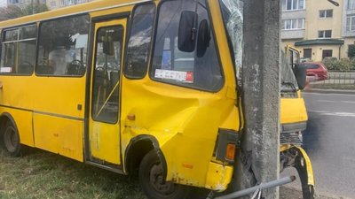 У Львові автобус влетів у стовп