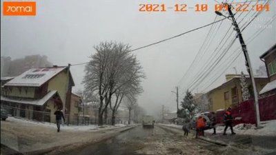 У Львові комунальники викидають сніг на дорогу (ФОТО)