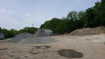 Львів’яни б’ють на сполох: історичну бруківку переробляють на щебінь (ФОТО)