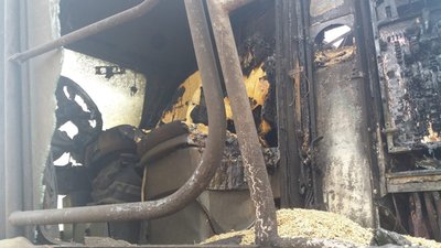 Небезпечні жнива: на Львівщині горів комбайн (ФОТО)