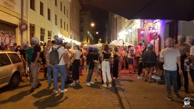 Як у центрі Львова молодь ігнорує карантин (ФОТО)