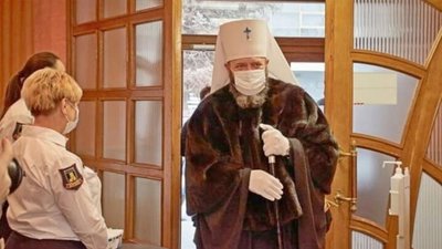 Єпископ з Луцька прийшов на служіння в норковій шубі (ФОТО)