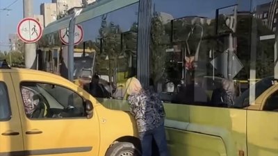 У Львові автомобіль не розминувся із трамваєм (ВІДЕО)