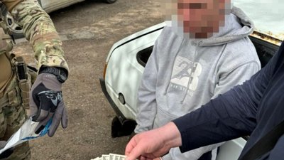 На кордоні з Молдовою чоловіки залишають свої автомобілі (ВІДЕО)
