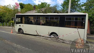У Львові під час руху провалилася маршрутка з пасажирами (ФОТО)