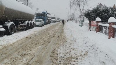 На Львівщині траса до кордону вкрилась снігом (ФОТО)