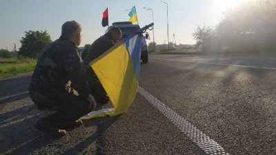 Загиблого героя України з Львівщини зустрічали на колінах (ВІДЕО, ФОТО)
