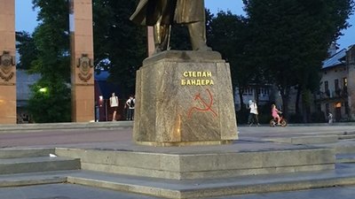 У Львові на пам'ятнику Степану Бандері намалювали емблему Радянського Союзу