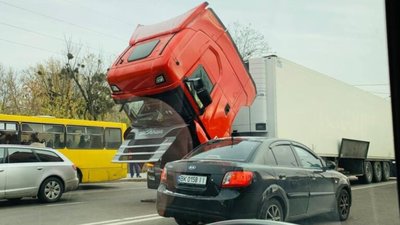 У Львові зламалась вантажівка