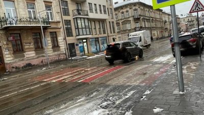 У центрі Львова сніг викидають на дорогу