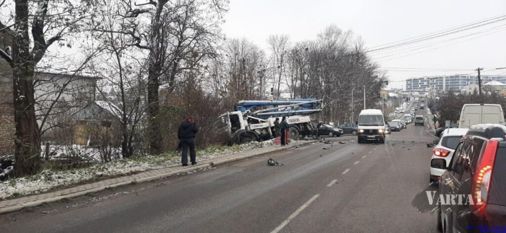 У Львові на перехресті відбулося лобове зіткнення авто з бетононасосом