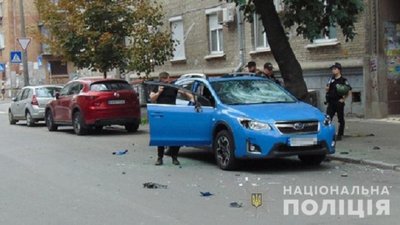 У Києві чоловік бейсбольною биткою потрощив автівку, на якій приїхала дружина (ФОТО)