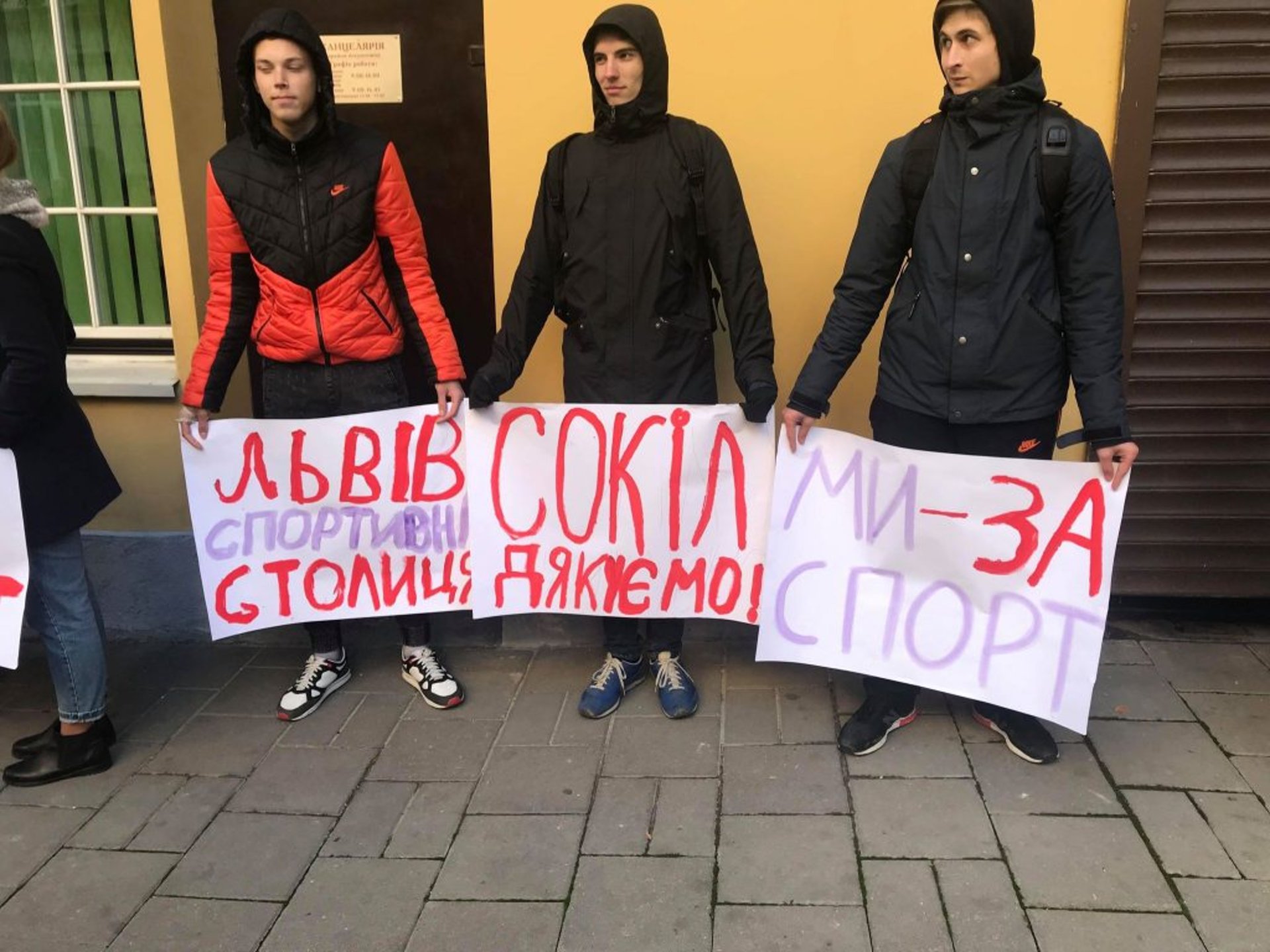 Кульчицької, 18 у Львові: сквер, спортивно-оздоровчий комплекс чи спортивно-оздоровчий комплекс у сквері. Фото 4studio