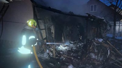 Стебник: пожежа з дровітні ледь не знищила житловий будинок