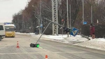 У Львові таксист Uber  збив світлофор і дорожній знак