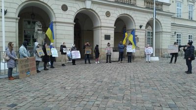 Під стінами Львівської міськради пікетували Садового через некритичні витрати