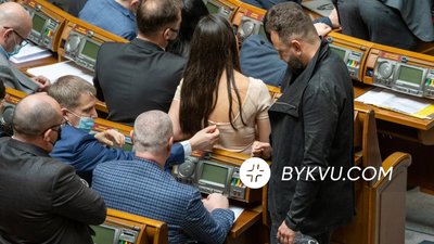 “Слуга” Демченко у залі парламенту грався застібкою від сукні депутатки Янченко (ФОТО)