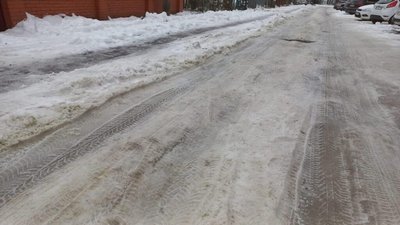 У Львові на одній із вулиць взагалі не бачили снігоприбиральної техніки (ФОТО)