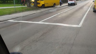Тільки у Львові: водій маршрутки, яка врізалась у дерево на Левандівці, не працює в «Міра і К» (ВІДЕО)