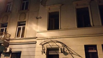 Як у Львові фасад будинку падає перехожим на голову (ФОТО)