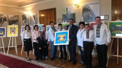 У Львівській ОДА експонується виставка картин діток з особливими потребами