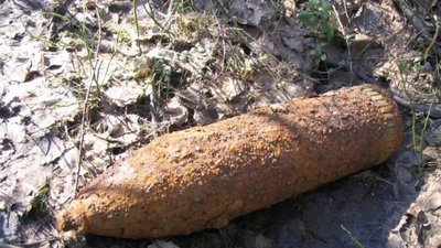 На Львівщині поблизу міжнародної автотраси виявили снаряд