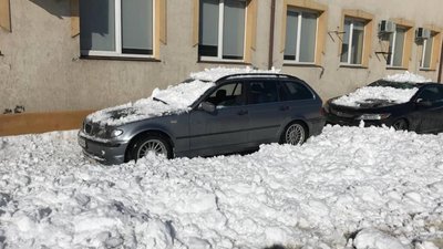 Як у Львові сніг знищує автомобілі (ВІДЕО, ФОТОРЕПОРТАЖ)