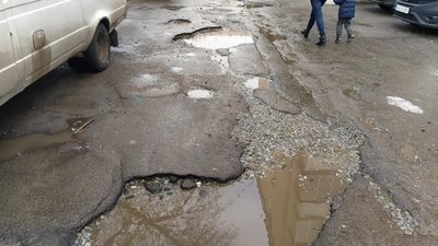То є Львів: вулиця біля райадміністрації розбита і в ямах (ФОТО)