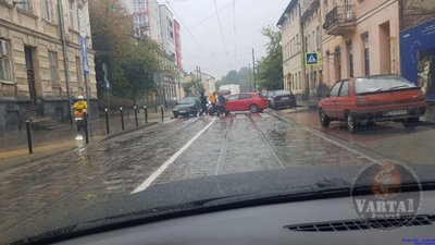 У Львові на Замарстинівській не розминулись автомобілі (ВІДЕО)