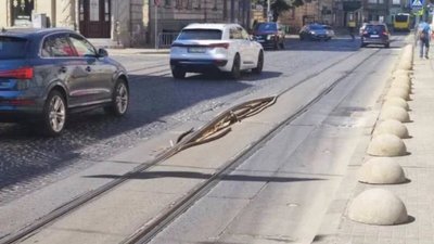 У Львові на популярній вулиці можуть травмуватись пішоходи