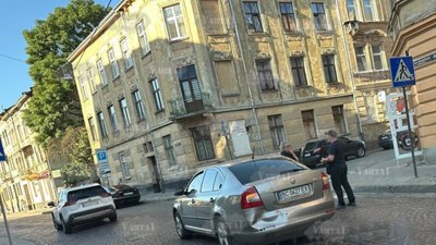 У Львові не розминулись автомобілі
