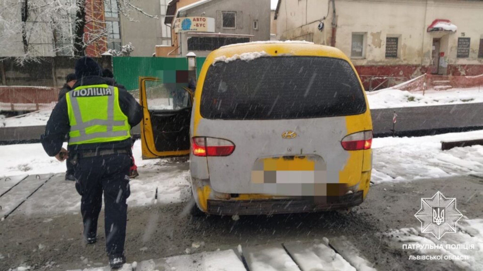 У Львові п’яний водій зачепив жінку, але далеко не втік через розриту дорогу
