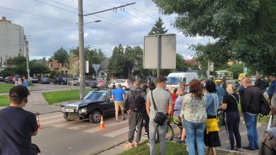 У Львові на пішохідному переході автомобіль збив жінку і дитину (ФОТО, ВІДЕО)
