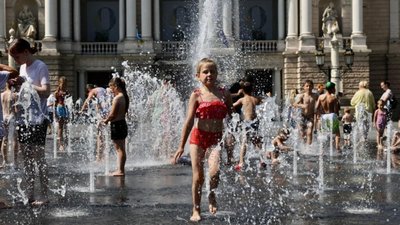 У центрі Львова купаються у брудних фонтанах