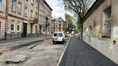 У Львові на одній з вулиць заафальтували тротуари (ФОТО)