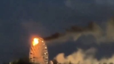 У Німеччині загорілося колесо огляду з людьми в кабінках