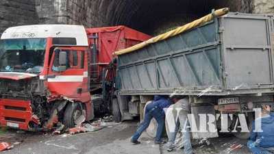 На Львівщині «КамАЗ» і вантажівка зіткнулися у тунелі залізниці й заблокували проїзд (ФОТО)