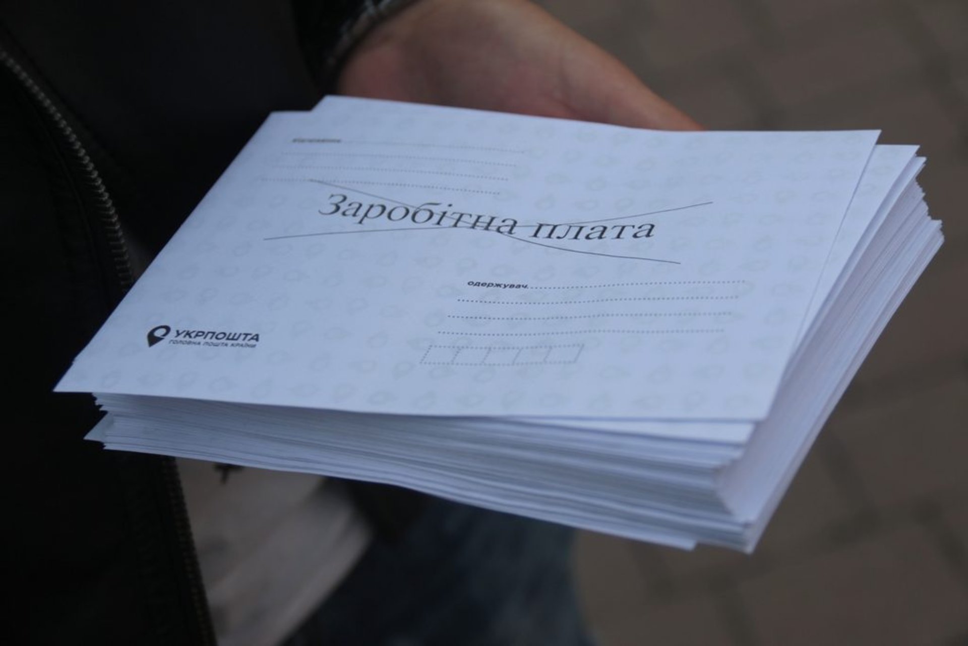 Мешканців Львівщини закликали не брати заробітну плату в конвертах