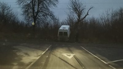 Біля Золочева мікроавтобус злетів з траси через відсутність дорожніх знаків, - соцмережі (ФОТО)