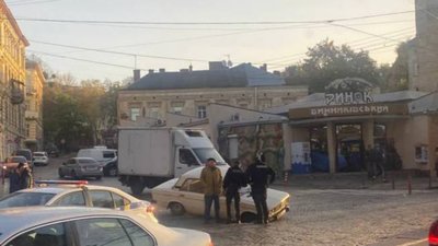 У Львові автомобіль провалився під бруківку