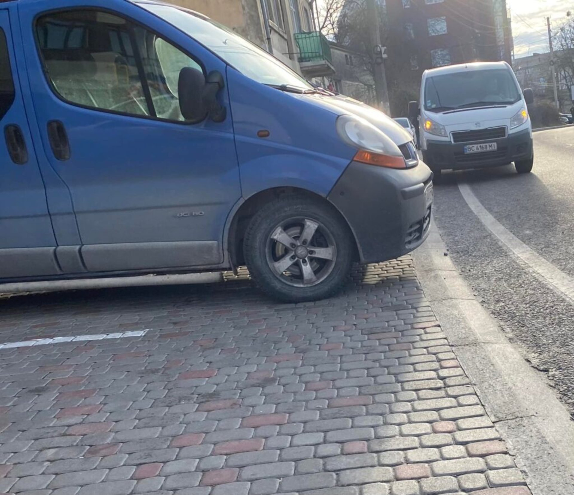 У Львові на вулиці Пасічній облаштували паркінг, фото ГЛМЛ