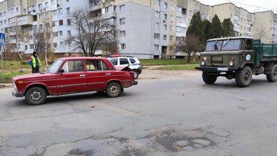 У Дрогобичі вантажівка в’їхала у легковик, який пропускав жінку з дитиною (ФОТО)