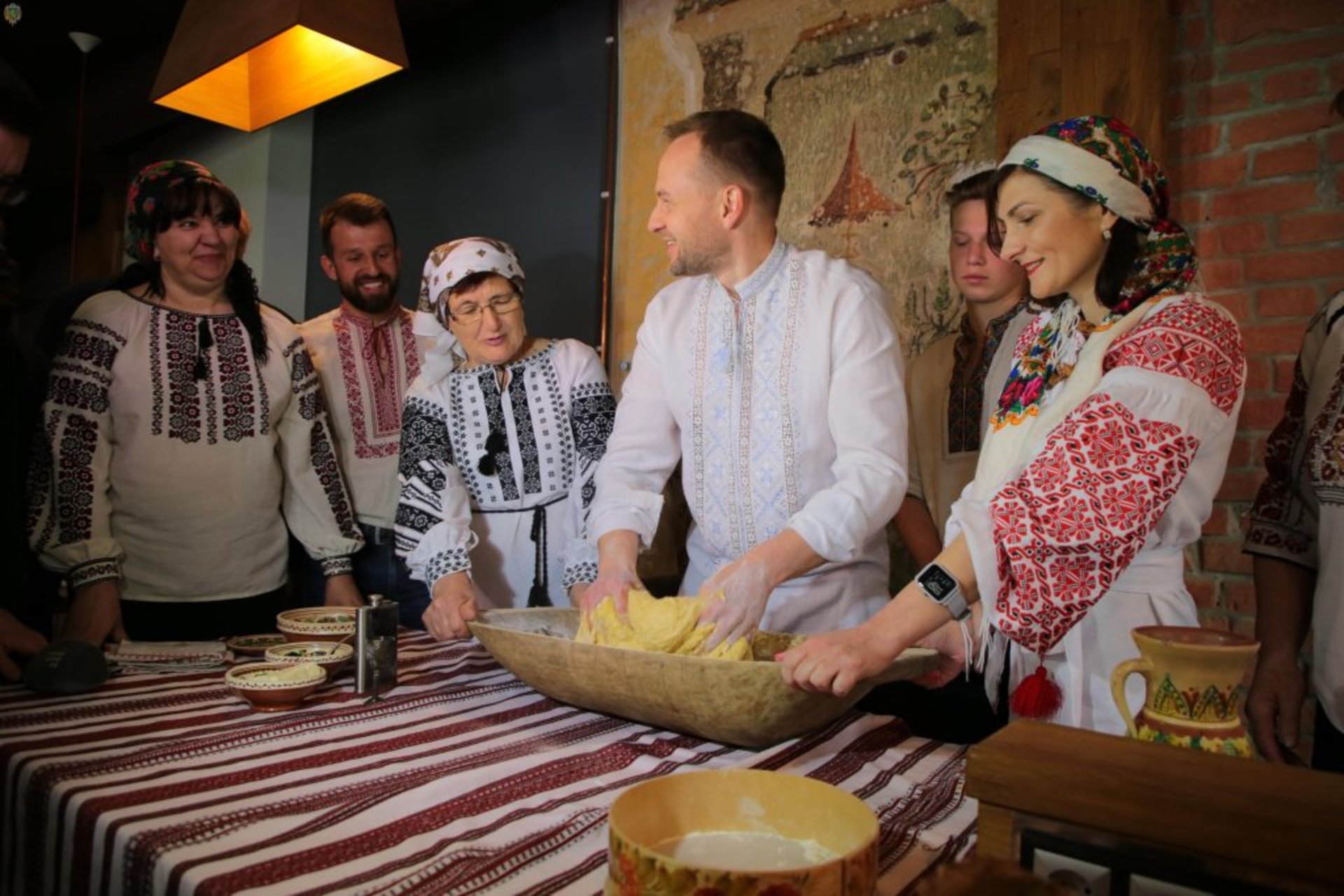 Як на Львівщині випікають паски для Захисників України
