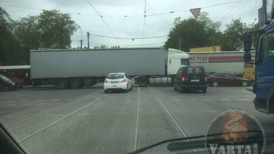 У Львові вантажівка перекрила рух на перехресті (ФОТО)