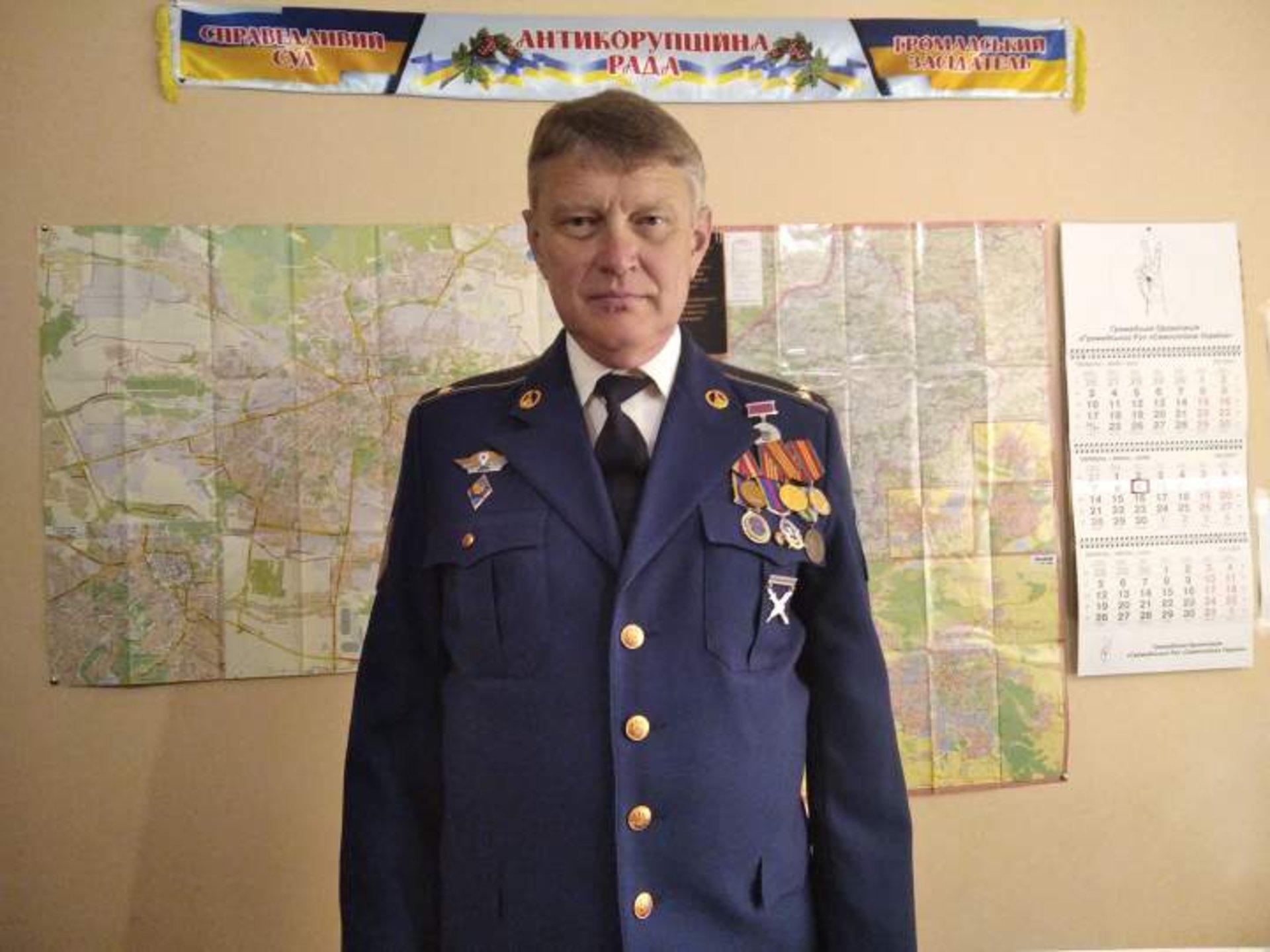 Ігор Ніконов багато років працював на керівних посадах у військовй сфері, а у 2016 році прийшов на посаду вихователя у ліцей імені Героїв Крут