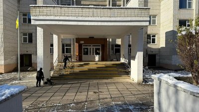 Медики розповіли про стан чоловіка, який був учасником конфлікту біля школи на Сихові